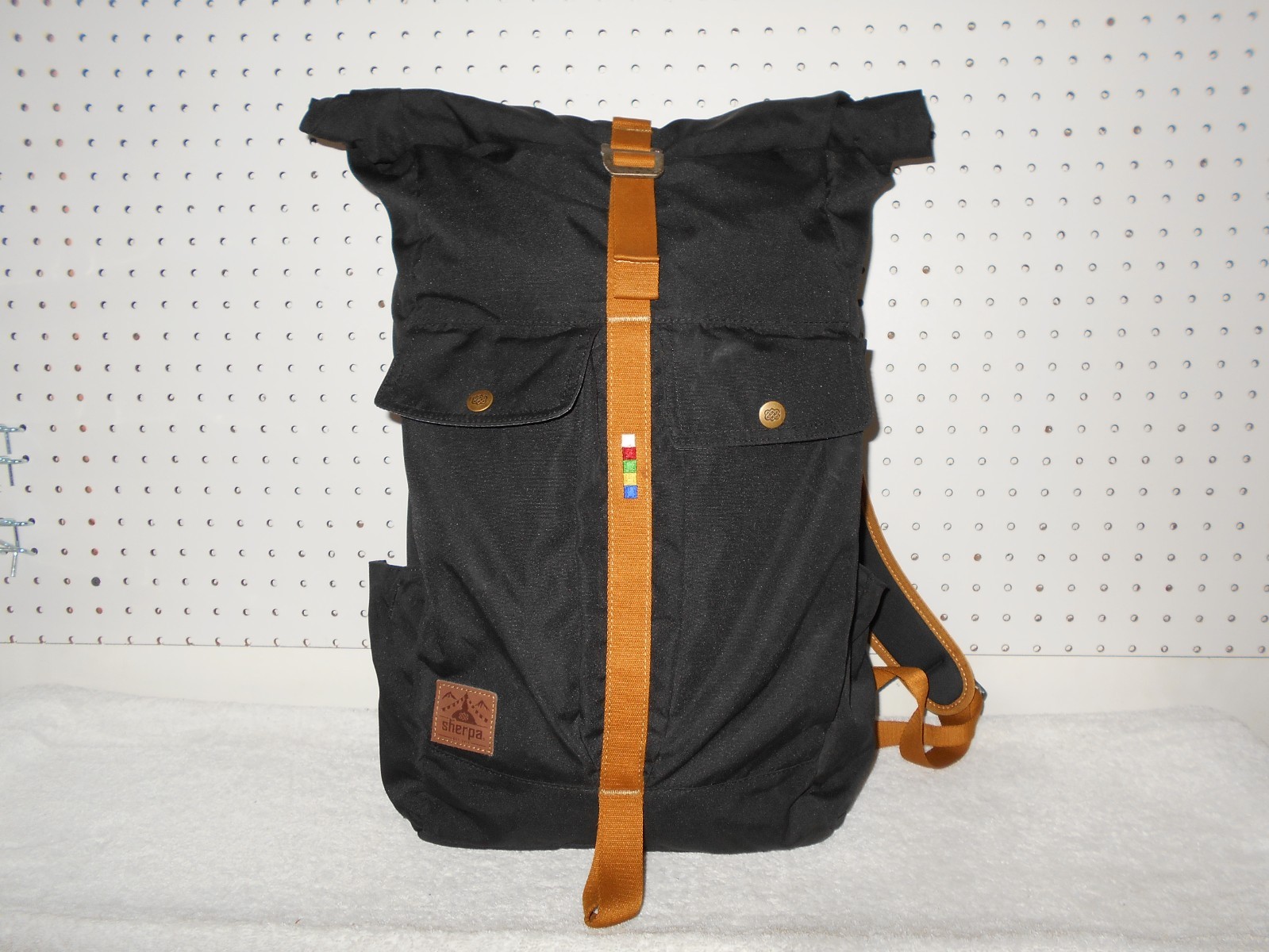 SHERPA ADVENTURE GEAR YATRA 21.5 ROLL-TOP BLACK/KHARANI COLORWAY BACKPACK A1