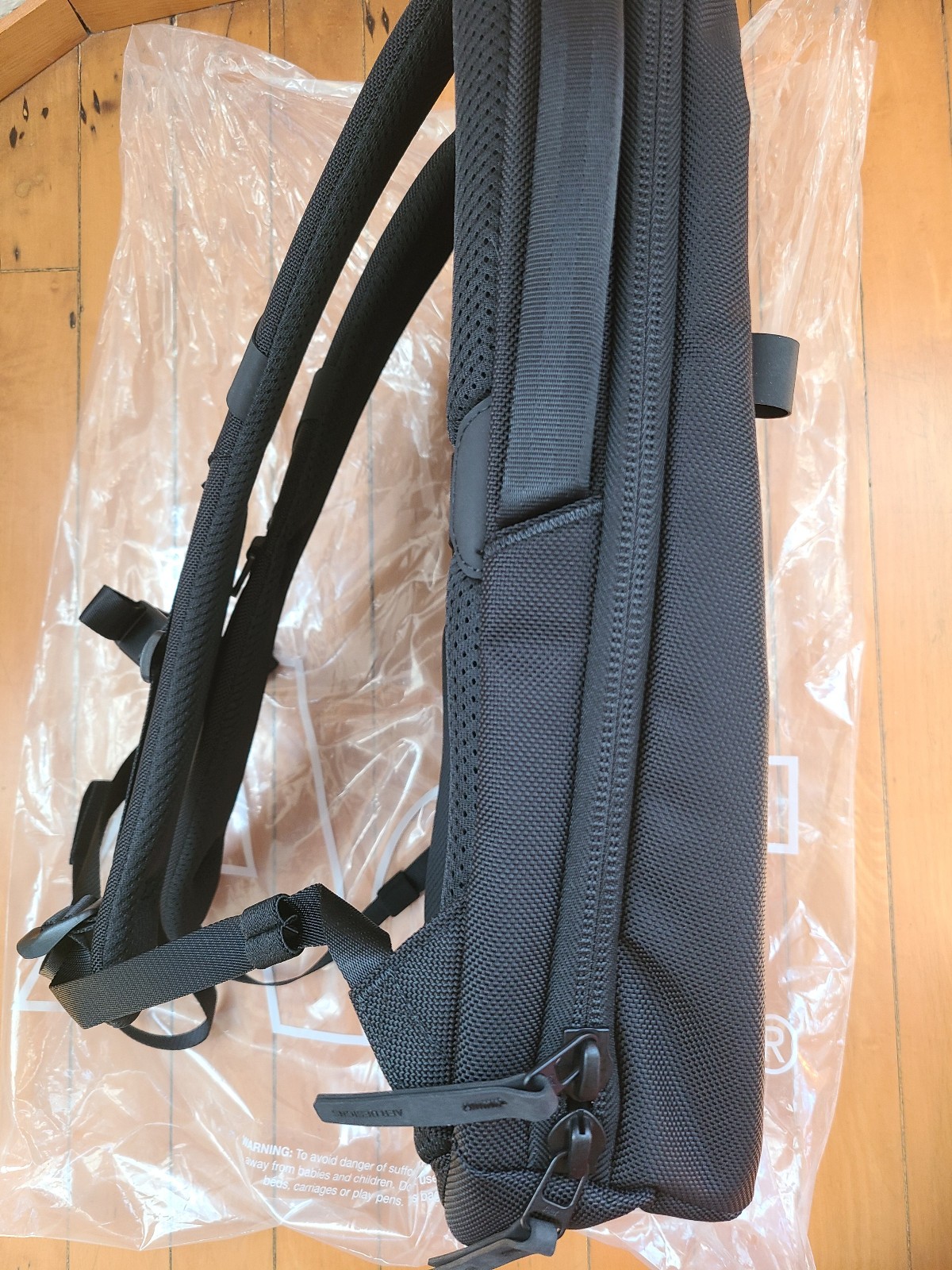 AER City Pack 2 – Color Black – Volume 16 L – AMD Logo