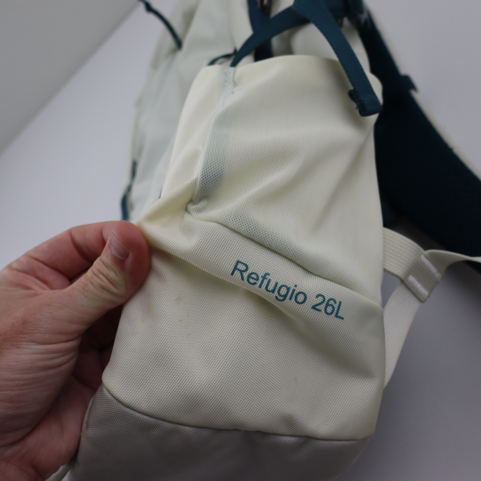 Patagonia Refugio 26L Womens Backpack White Laptop Bag Daypack Hiking School