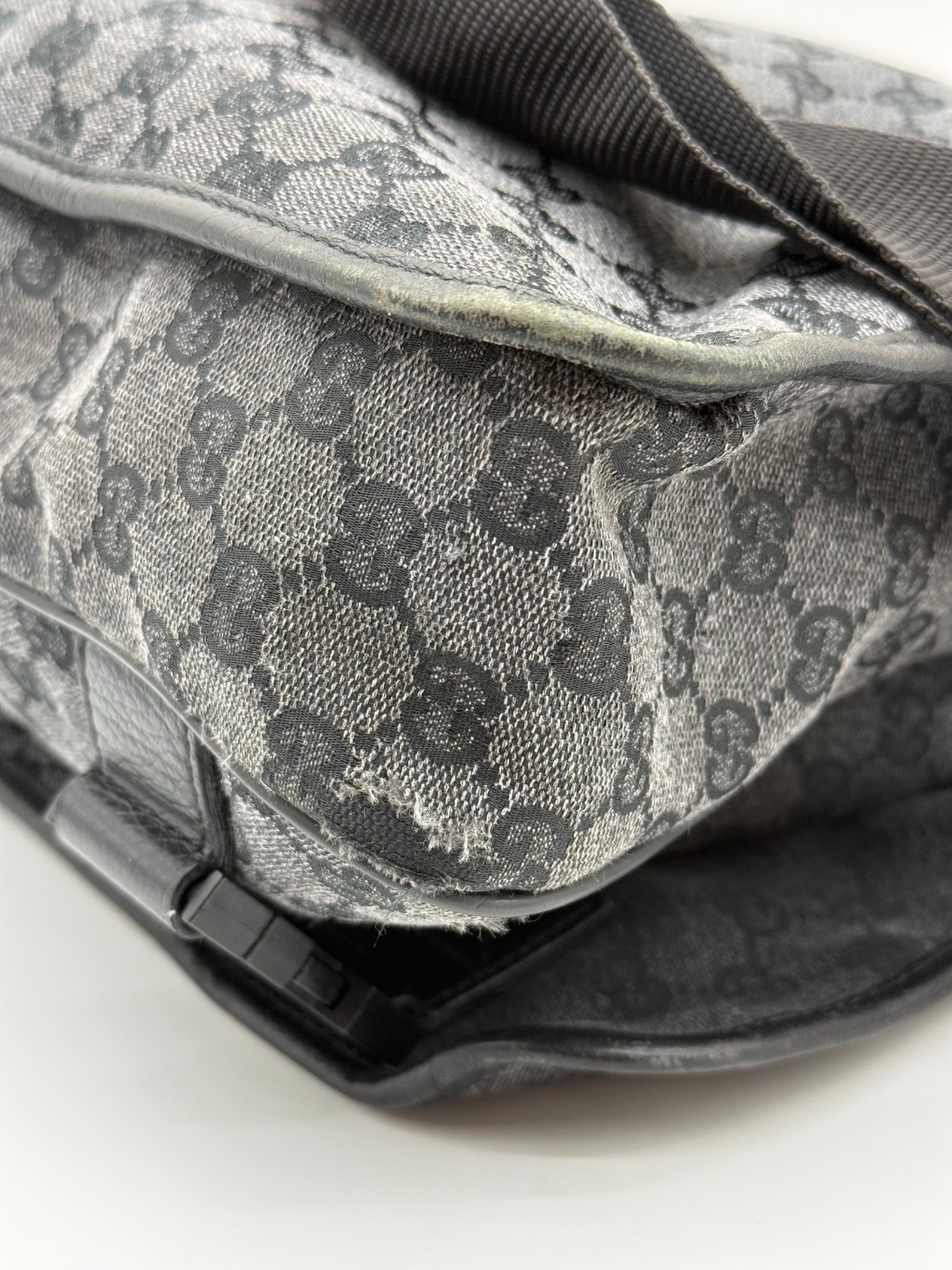 Gucci GG Supreme Monogram Black Messenger Bag Crossbody Crest Logo 282524