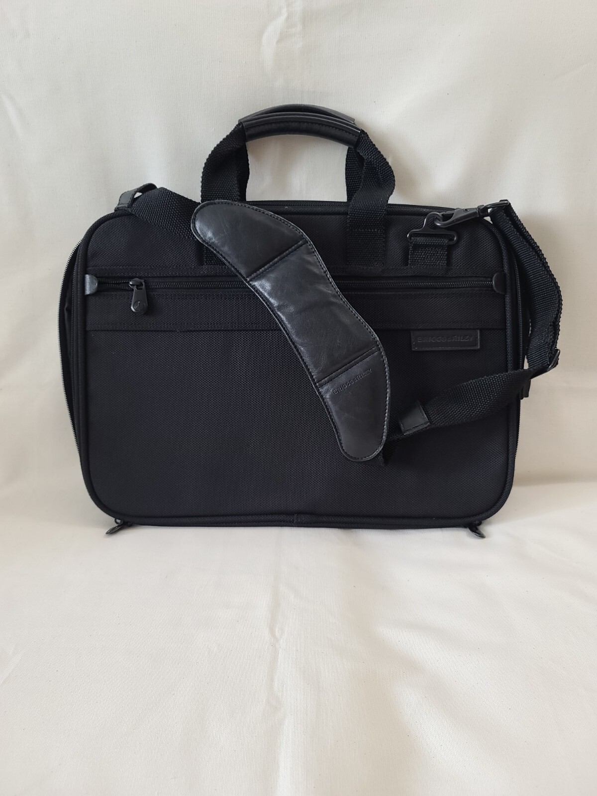 BRIGGS & RILEY SLIm BRIEFCASE STYLE CROSSbODY BAG cOLOr bLACK