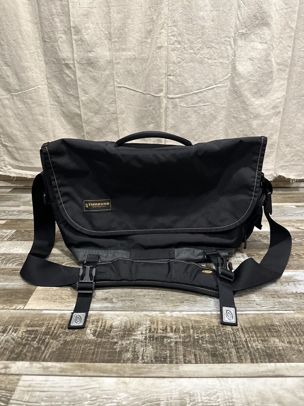 Timbuk2 Commute 19.7″x12.8″x5.9″ Messenger Bags- Black. Does Have Defect On Gold