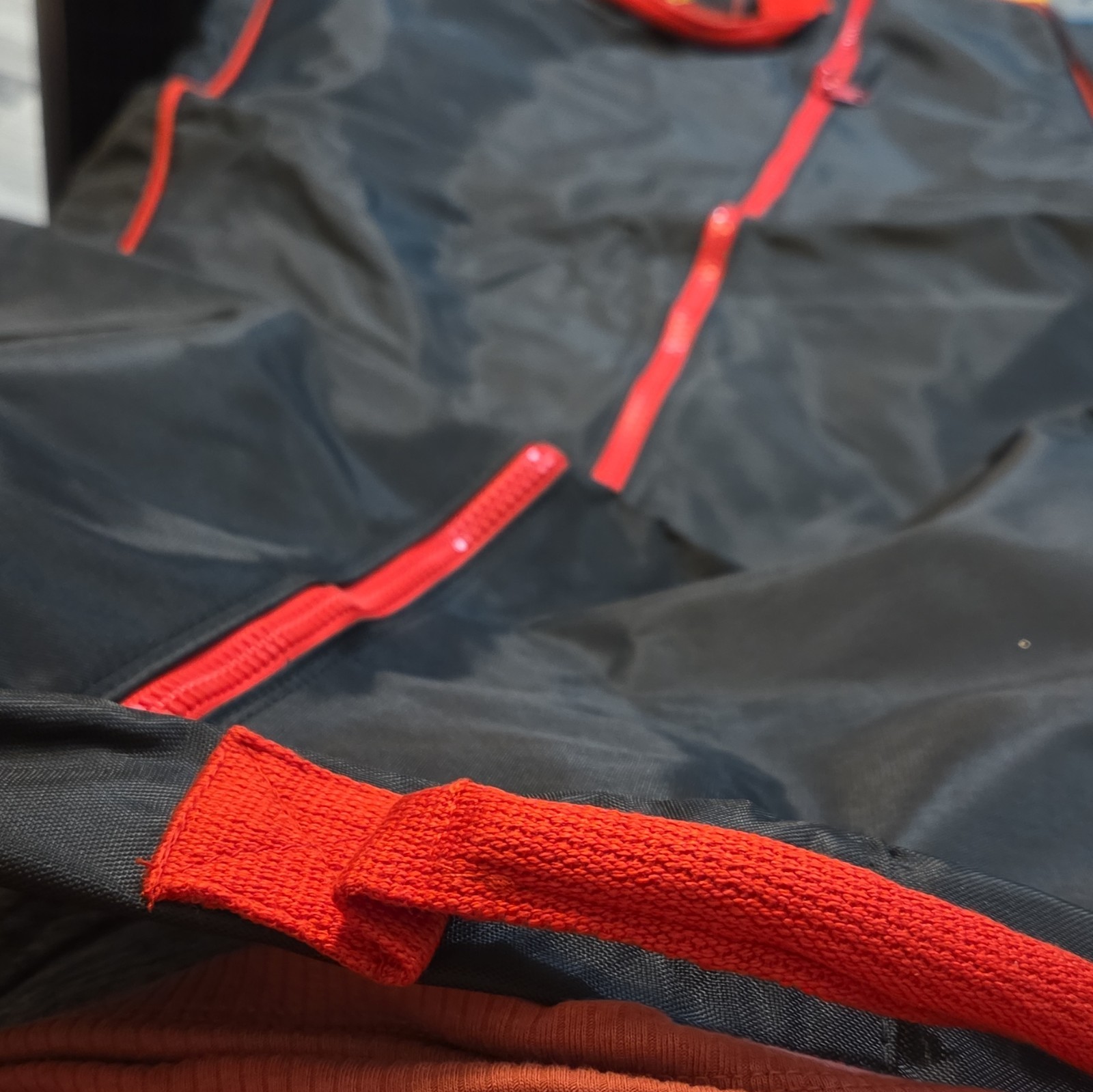 Benson & Hedges Black/Red Zip Garment Bag Folding Top Handle Travel Large