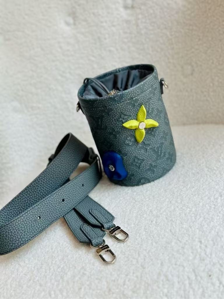 Brand new full set Louis Vuitton Chalk pouch limited-edition climbing gray bu