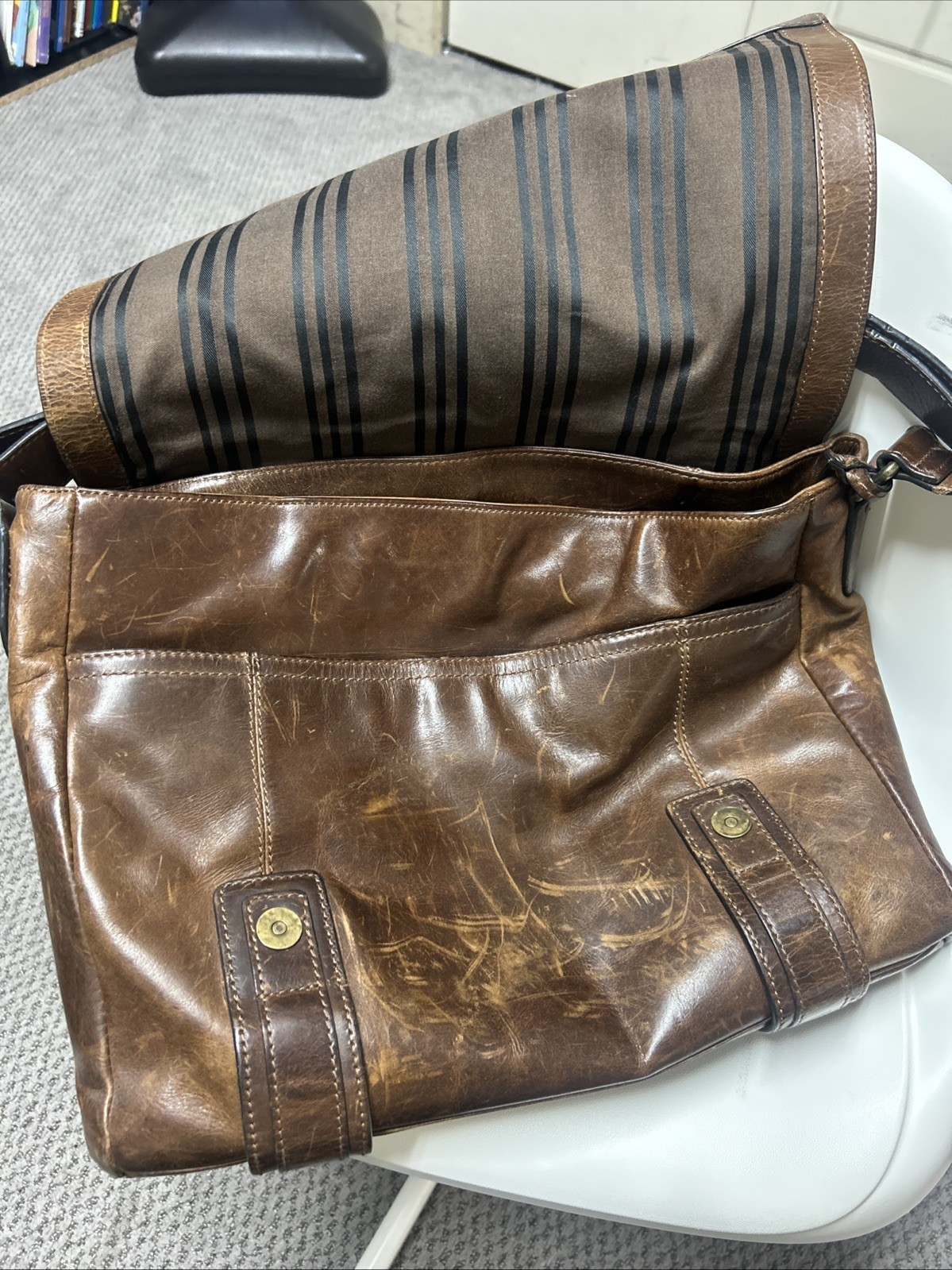 Frye Oliver Men’s Logan Messenger Bag – Cognac – One Size