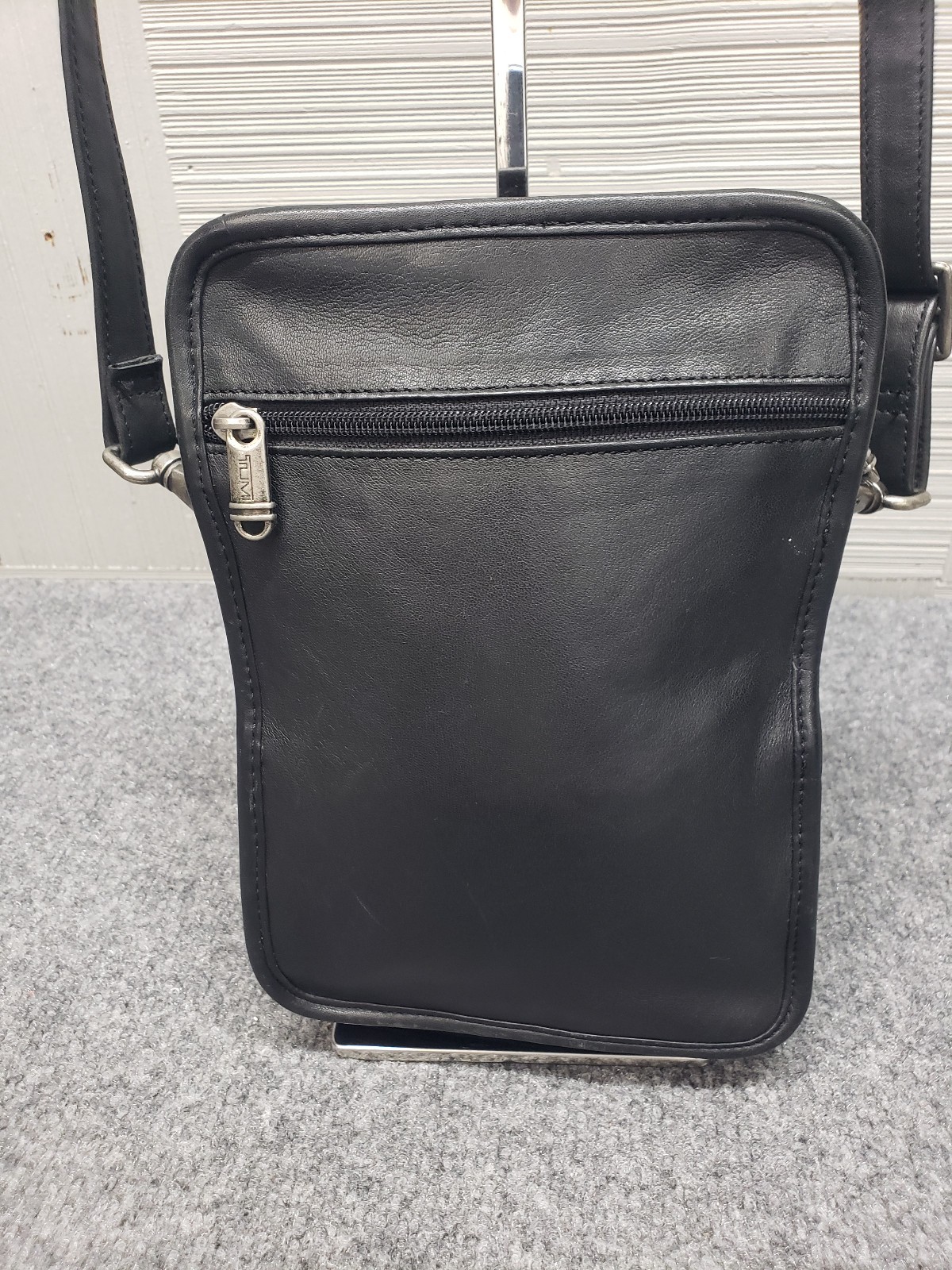 Tumi Men Shoulder Bag Black Adjustable Straps Multi Pockets Zip Closure Casual