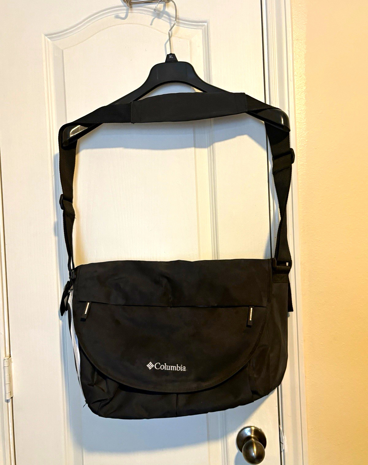 Columbia Black Diaper Bag Zip Closure Crossbody Strap Inner Pockets