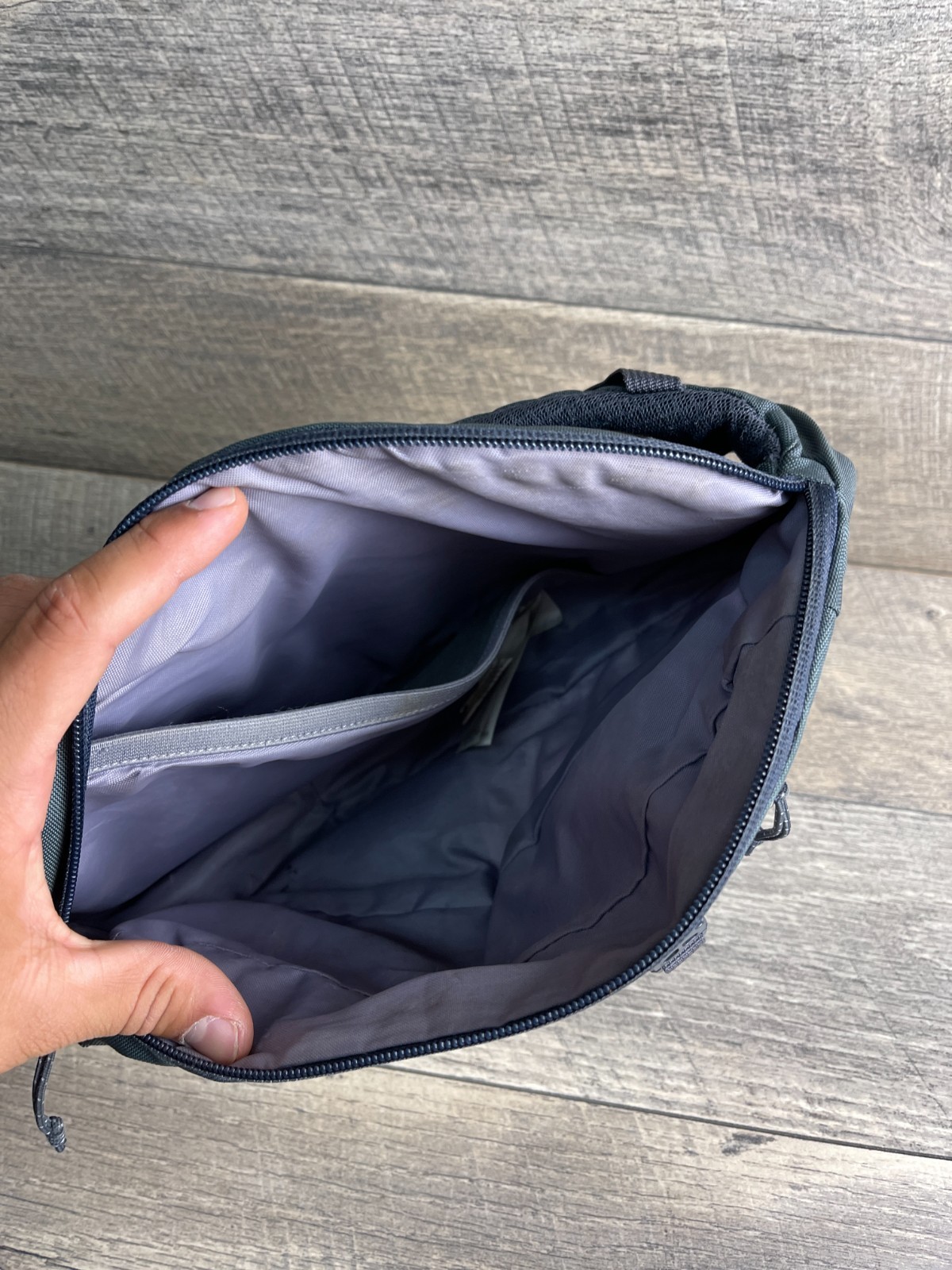 Patagonia Bag Atom Sling Pack Green Gray Zip Inner Pocket Adjustable Crossbody