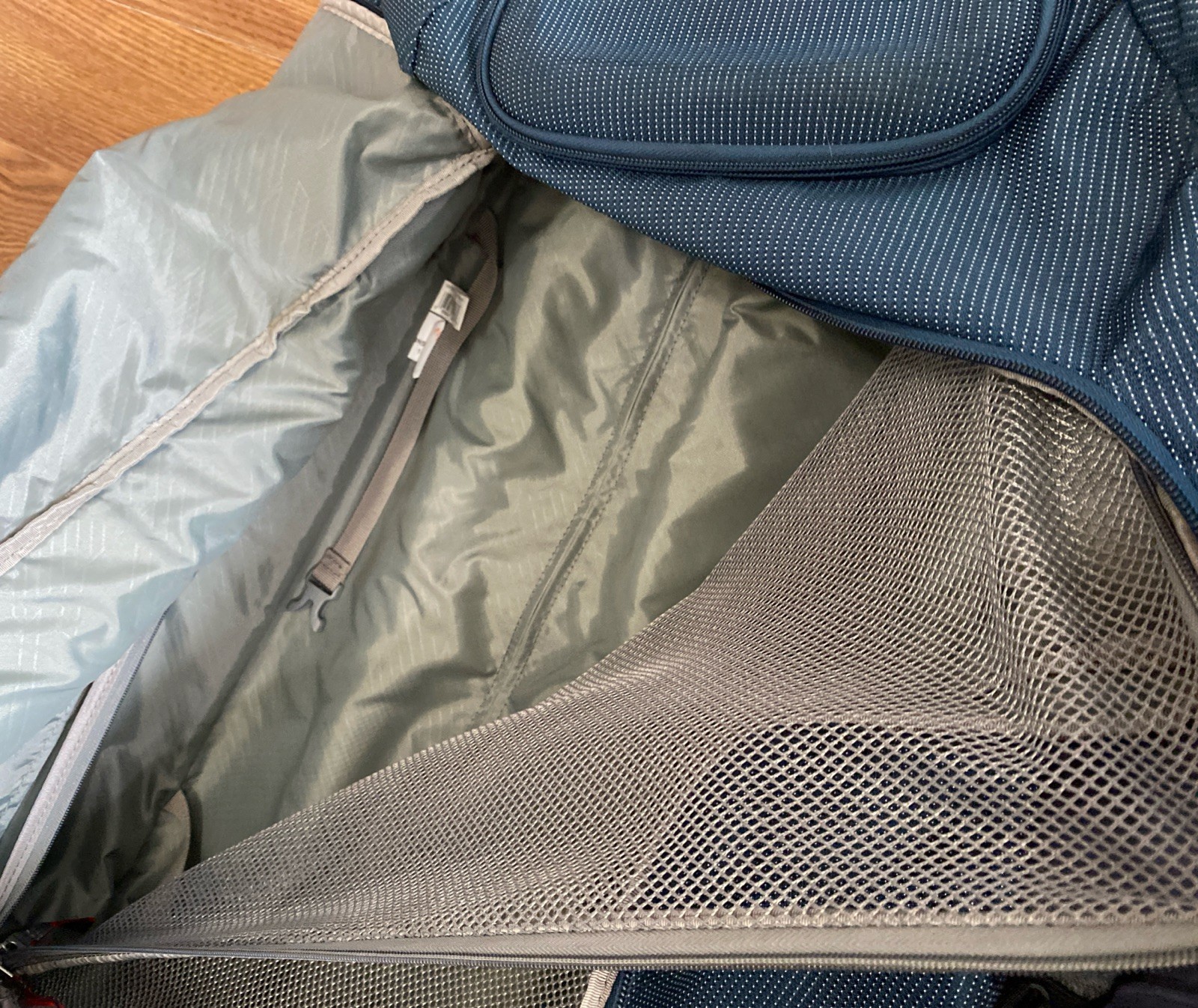Thule Sweden Subterra Rolling Duffle 28″ Blue Carry On or Check Bag