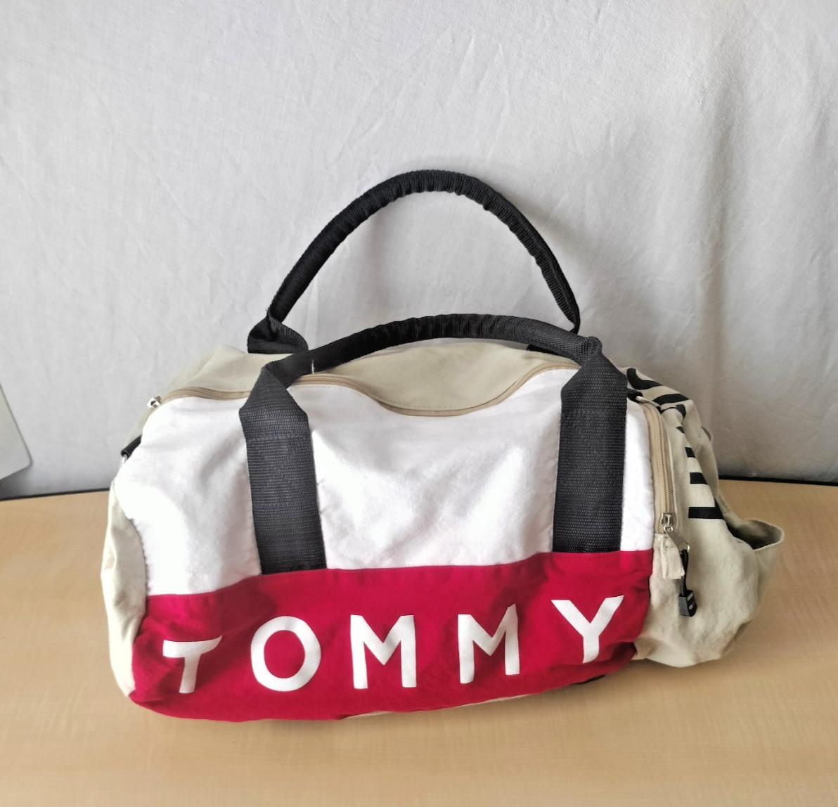 Tommy Hilfiger Travel Gym Duffel Bag Canvas Zipper Beige, Black, Red