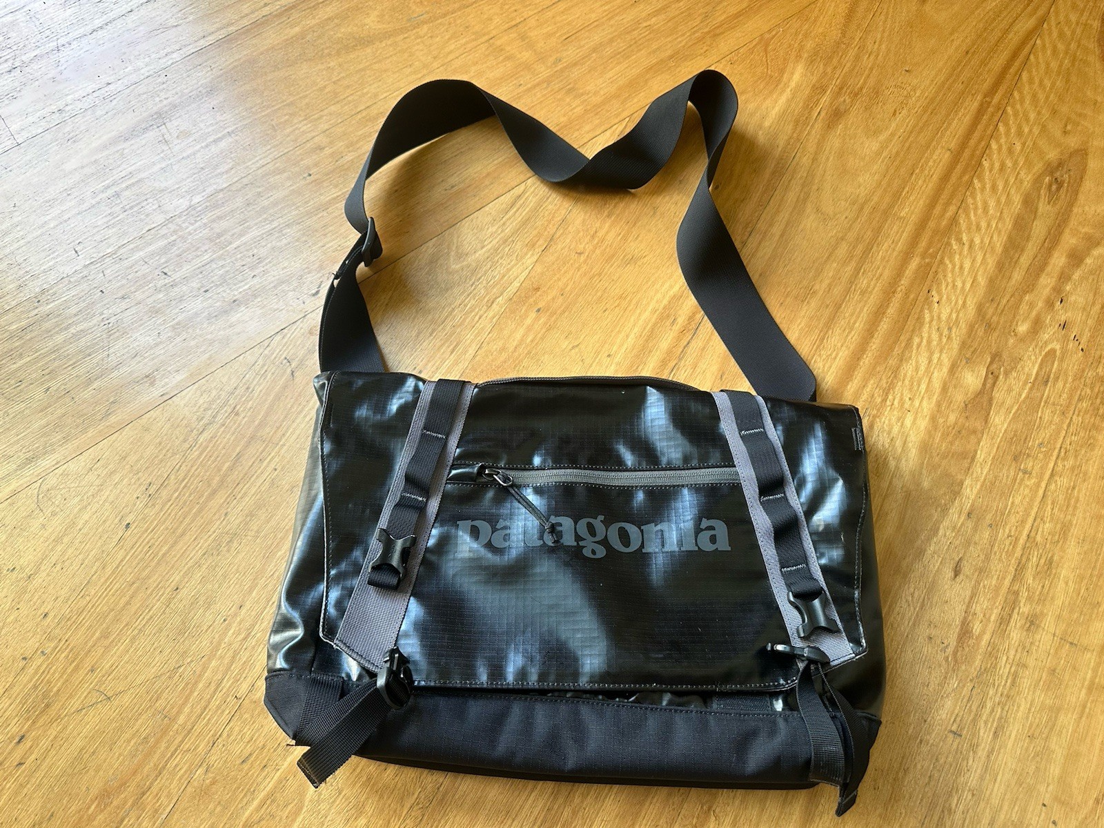 Patagonia Black Hole Messenger Bag Black Enamel STY49326 24L 12.5″x17.5″ Travel