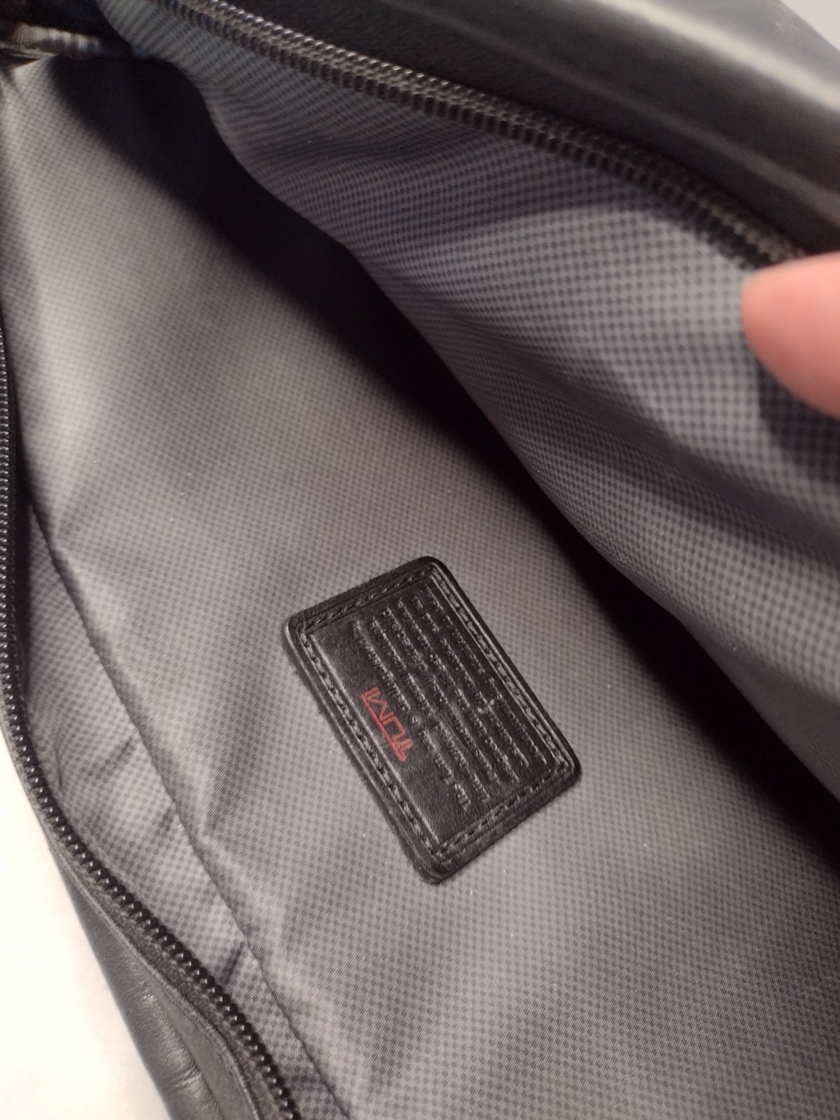 TUMI Alpha 2 Expandable Laptop Briefcase Business Travel Bag Black Leather