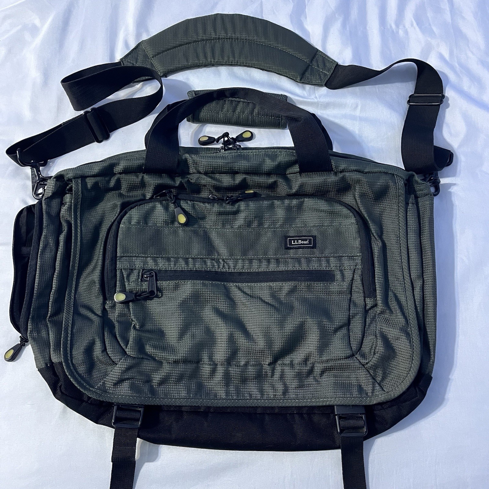 L.L Bean Unisex 100% Nylon Messenger Laptop Bag Briefcase Removable Strap Green