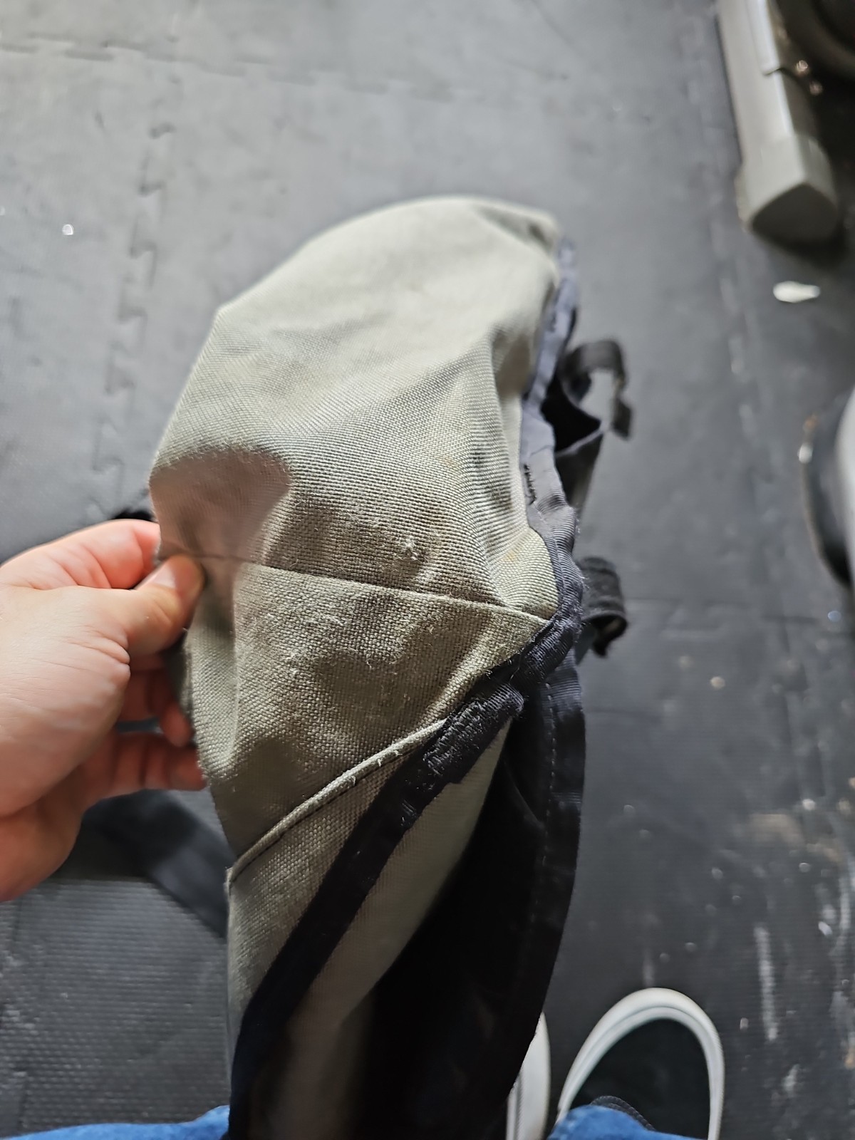Chrome Industries Extra Large Messenger Bag 24″ Wide Gray/Black