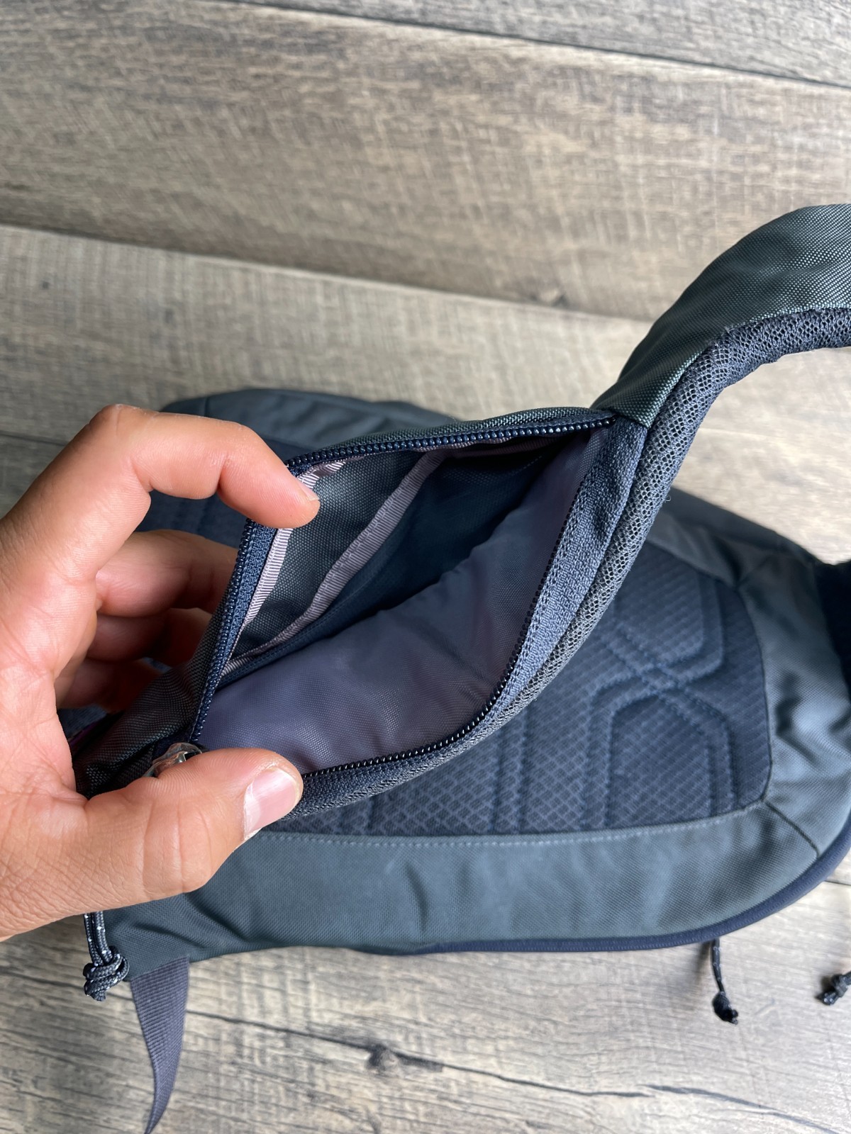 Patagonia Bag Atom Sling Pack Green Gray Zip Inner Pocket Adjustable Crossbody