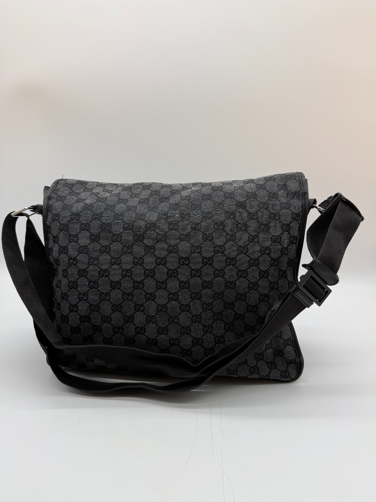 Gucci GG Supreme Monogram Black Messenger Bag Crossbody Crest Logo 282524