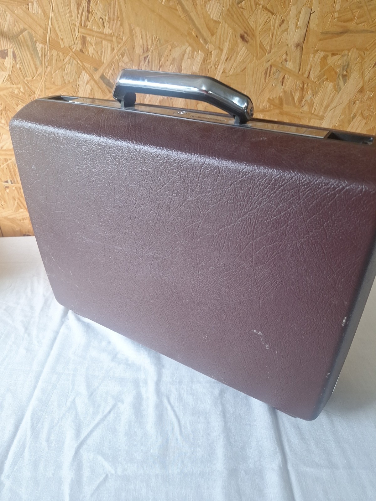 Vintage Samonsite Hard Shell Briefcase/Attache Case – Dark Brown (Open, No Key)