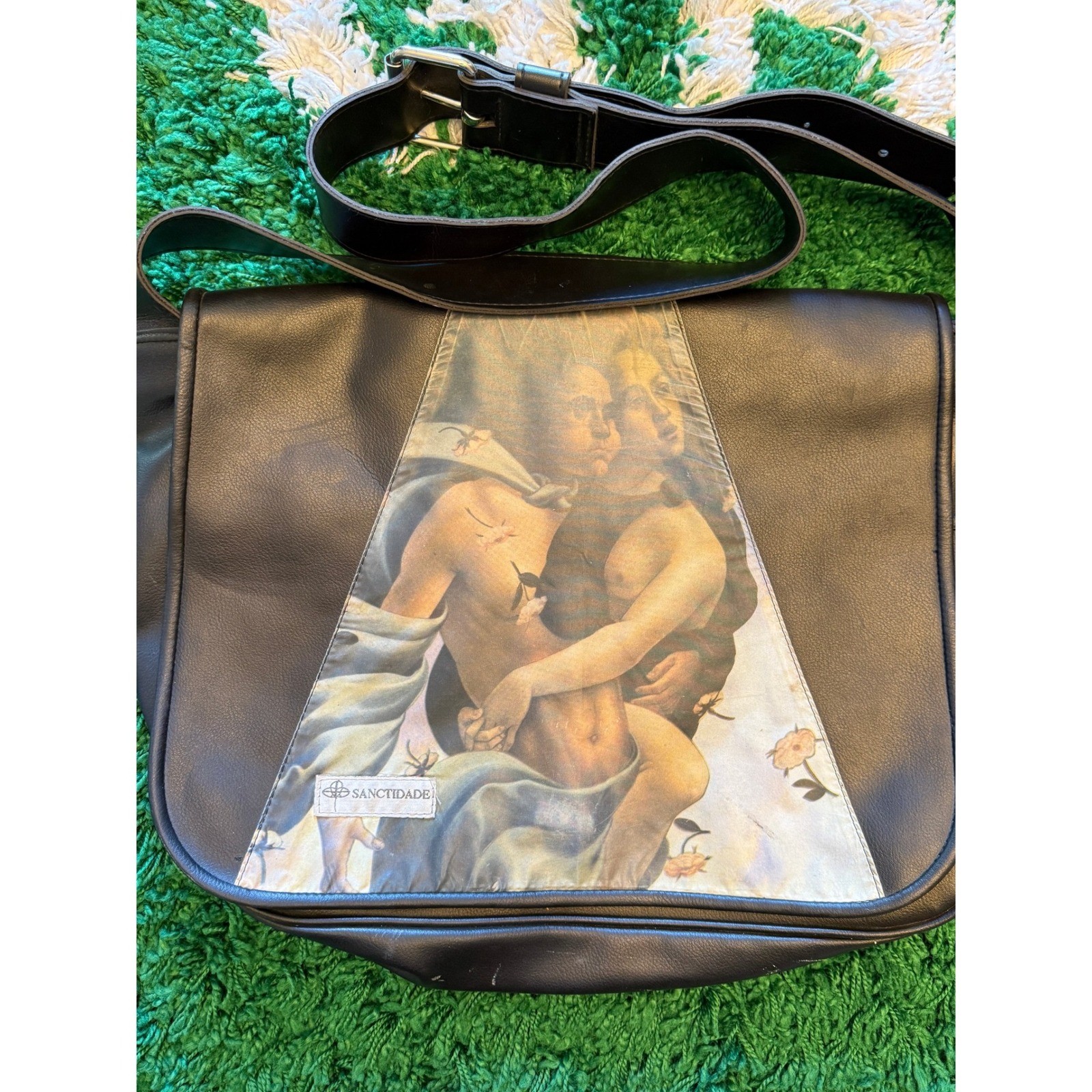 Sanctidade Messenger Bag Unisex OS Black Excellent Renaissance Graphic Crossbody