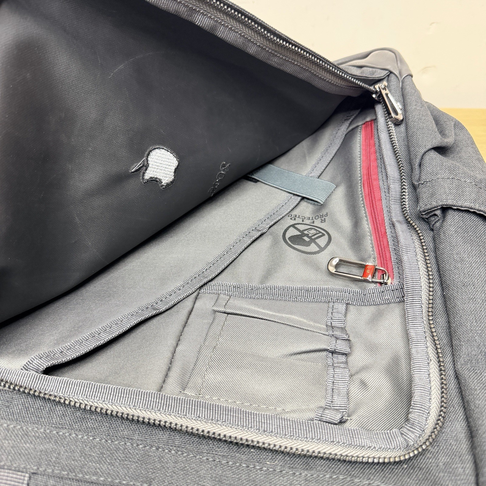 NWOT Apple Logo Backpack (17 in) Apple Corporate Employee Travel 2018 Logo