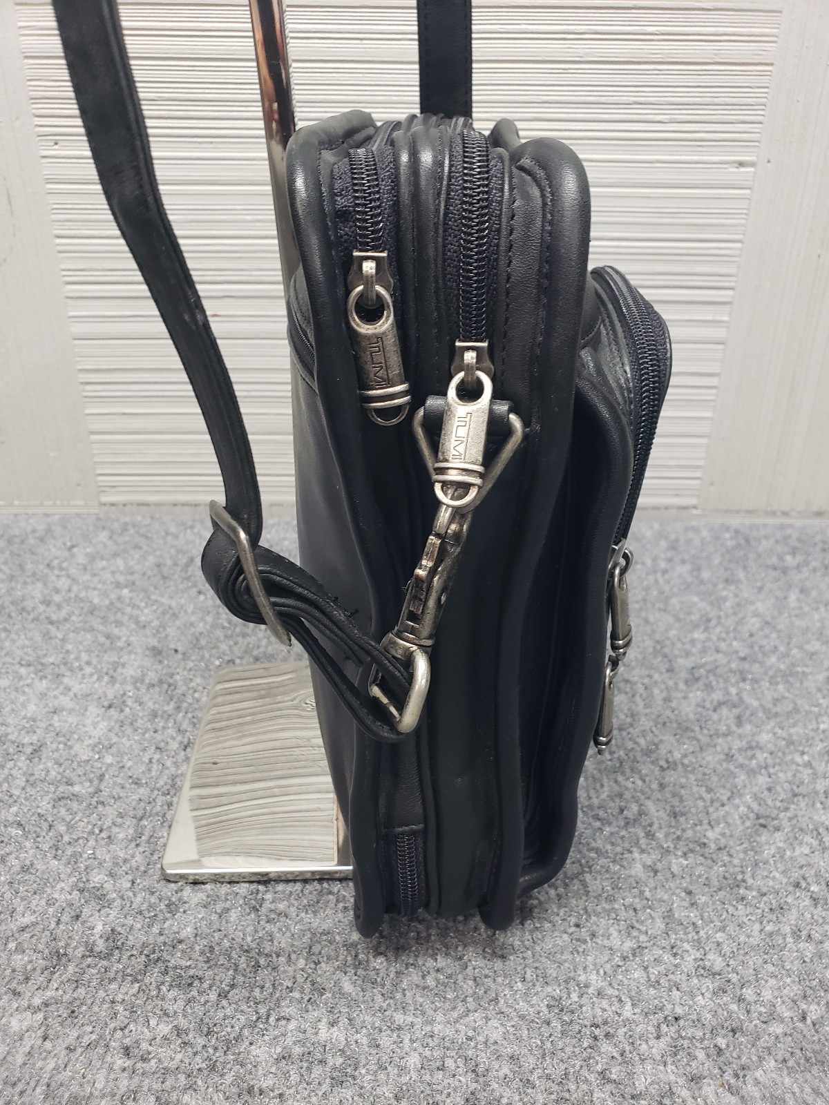 Tumi Men Shoulder Bag Black Adjustable Straps Multi Pockets Zip Closure Casual