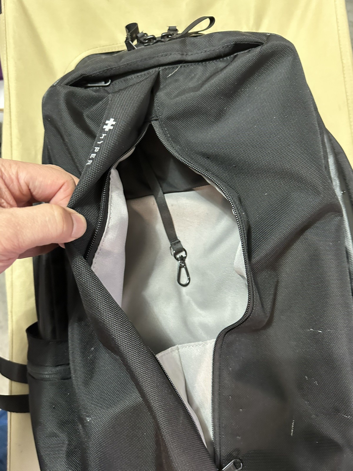 HyperPack Pro with Apple Find My 22L
