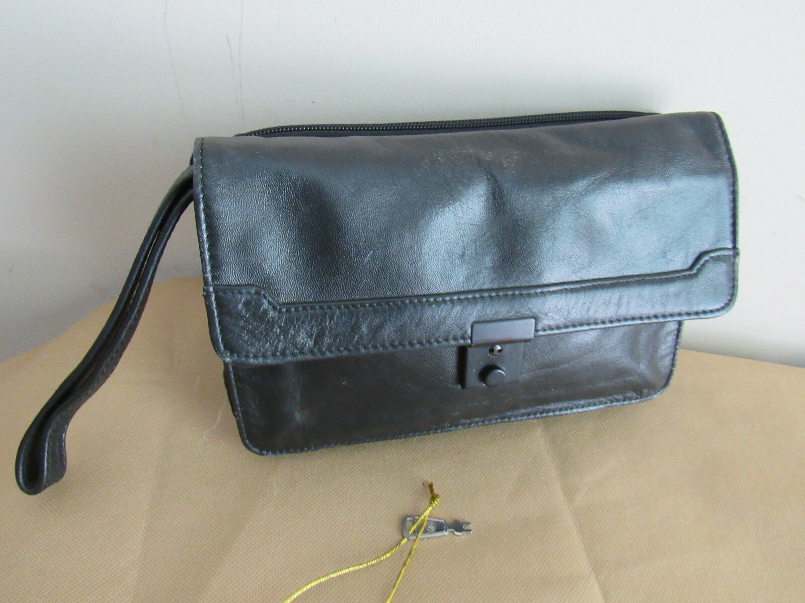 LODIS BLACK LEATHER KEY LOCK LARGE CARY ON POUCH/ WRISTLET W KEY-RARE