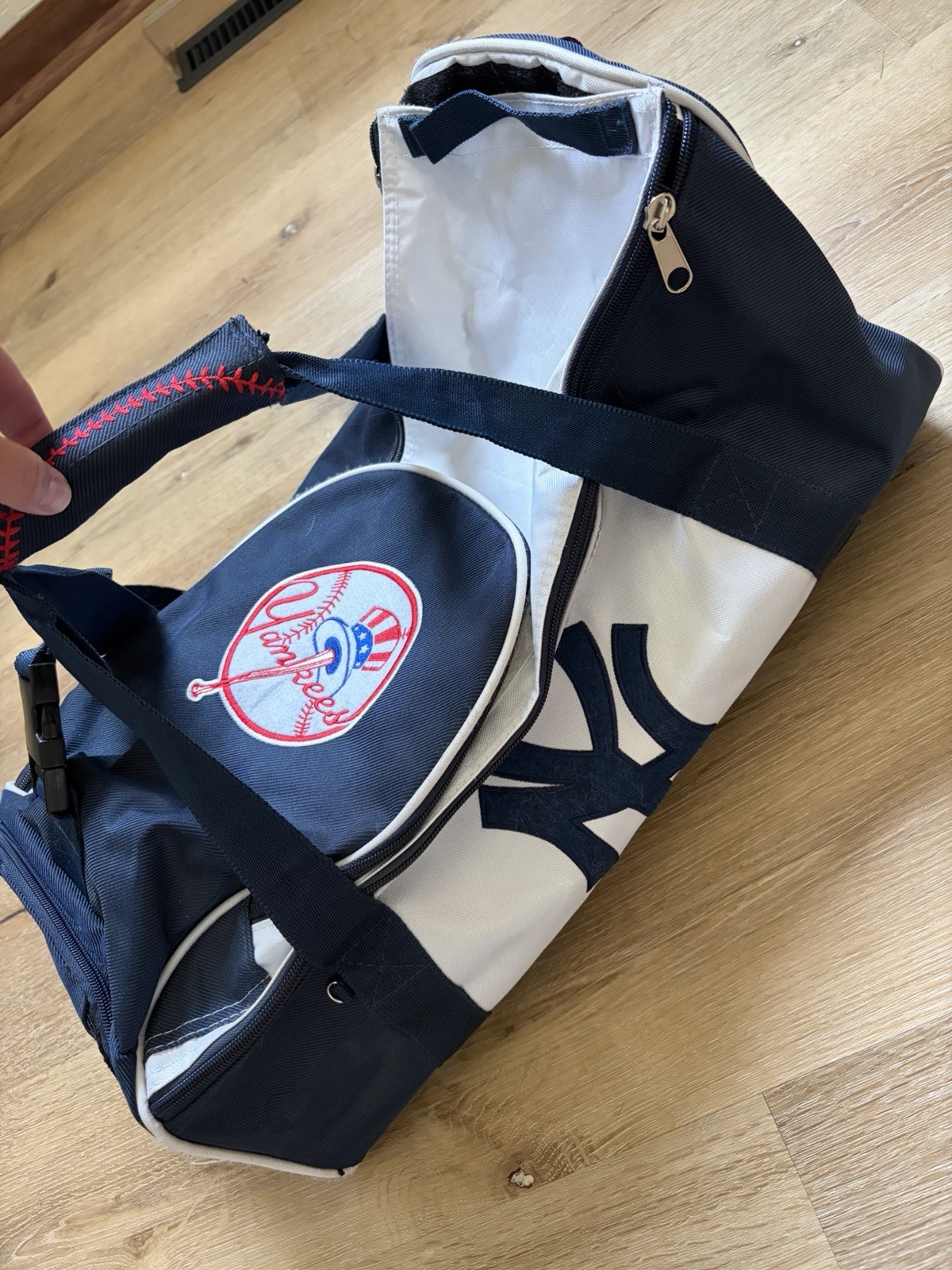 New York Yankees Navy/White Logo Duffel Bag Medium Zip Adjustable Strap