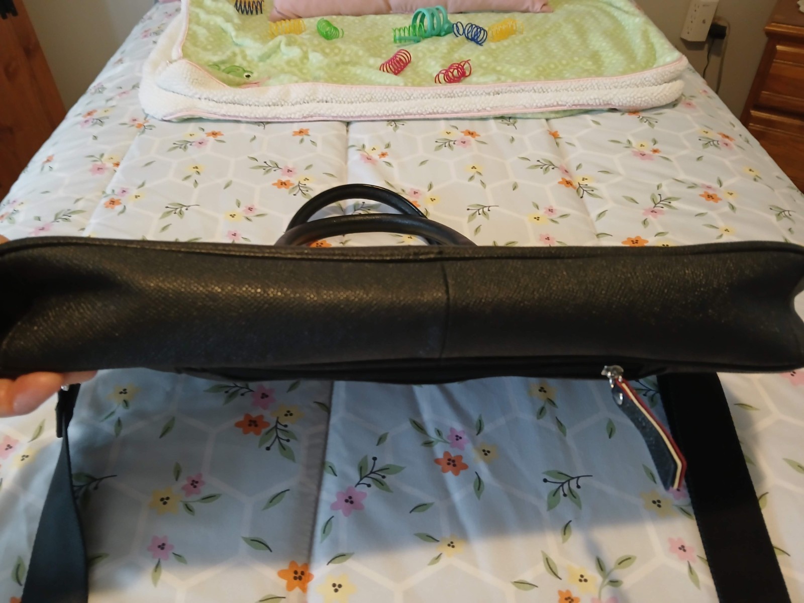 UNISEX COLE HAAN AMERICAN AIRLINES TRAVEL BLACK LEATHER MESSENGER BAG NEW W/ TAG