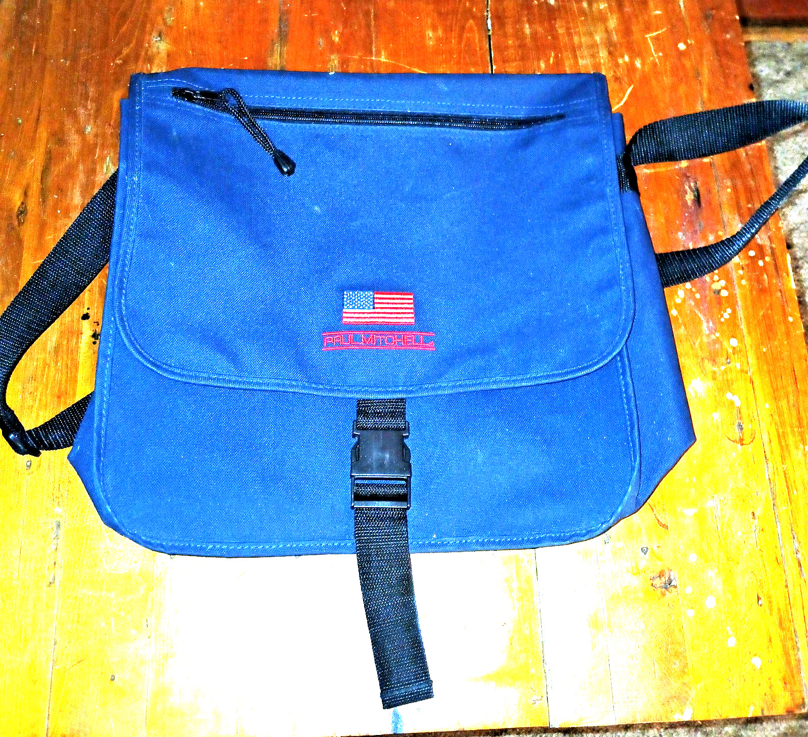 PROMOTIONAL PAUL MITCHELL. NAVY BLUE WITH SHOULDER STRAP. MESSENGER BAG.