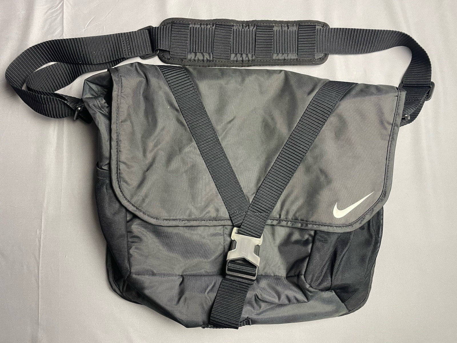 Nike Sportswear Essentials Shoulder Messenger Bag Laptop Tote Black DB0498-010