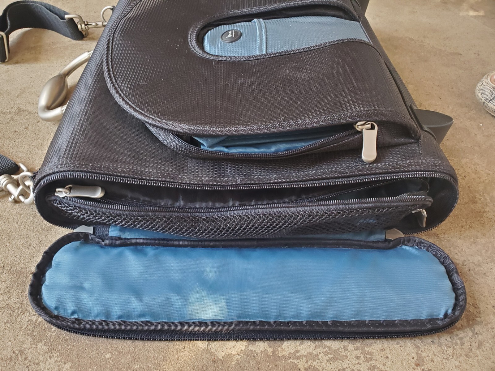 Large Black Gravis Hard Laptop Computer case & bag 16″ x 12″