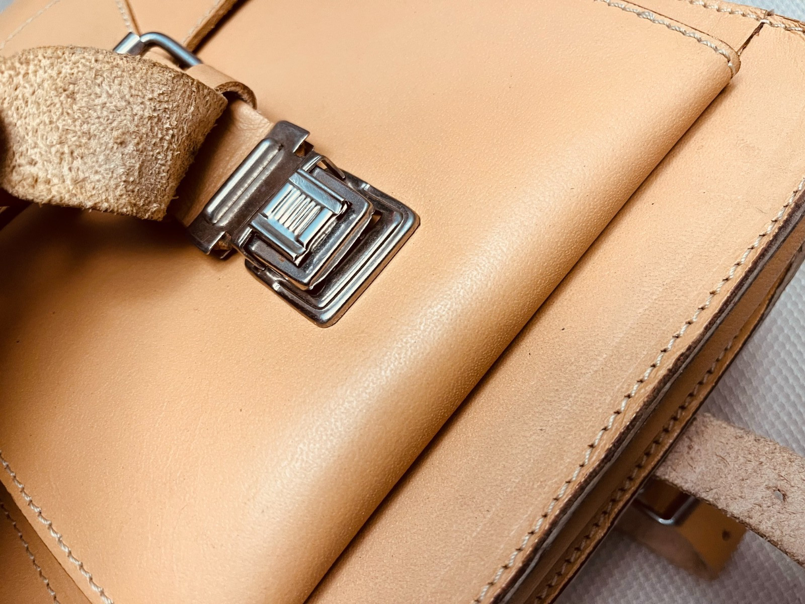 Natural Tan Saddle Leather Briefcase / Messenger Bag / Backpack – Germany