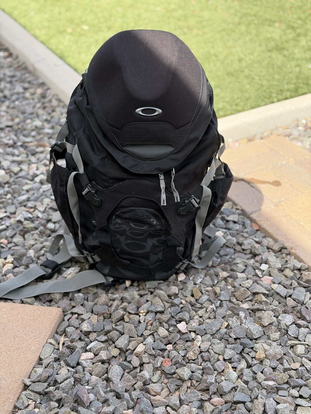 Oakley Kitchen Sink Backpack 34L – Black/Sliver Pre-owned