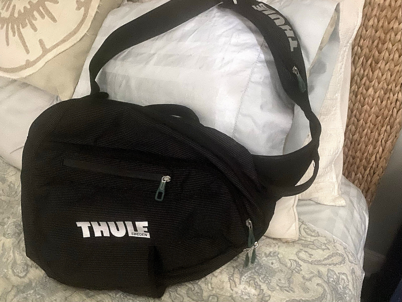 Thule Crossover Sling Bag – Excellent Pre-owned Condition!