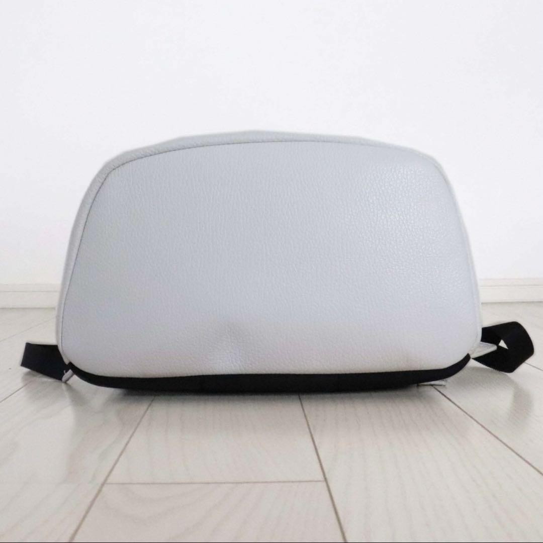 BARNEYS NEW YORK Leather Backpack White & Black 28x41cm
