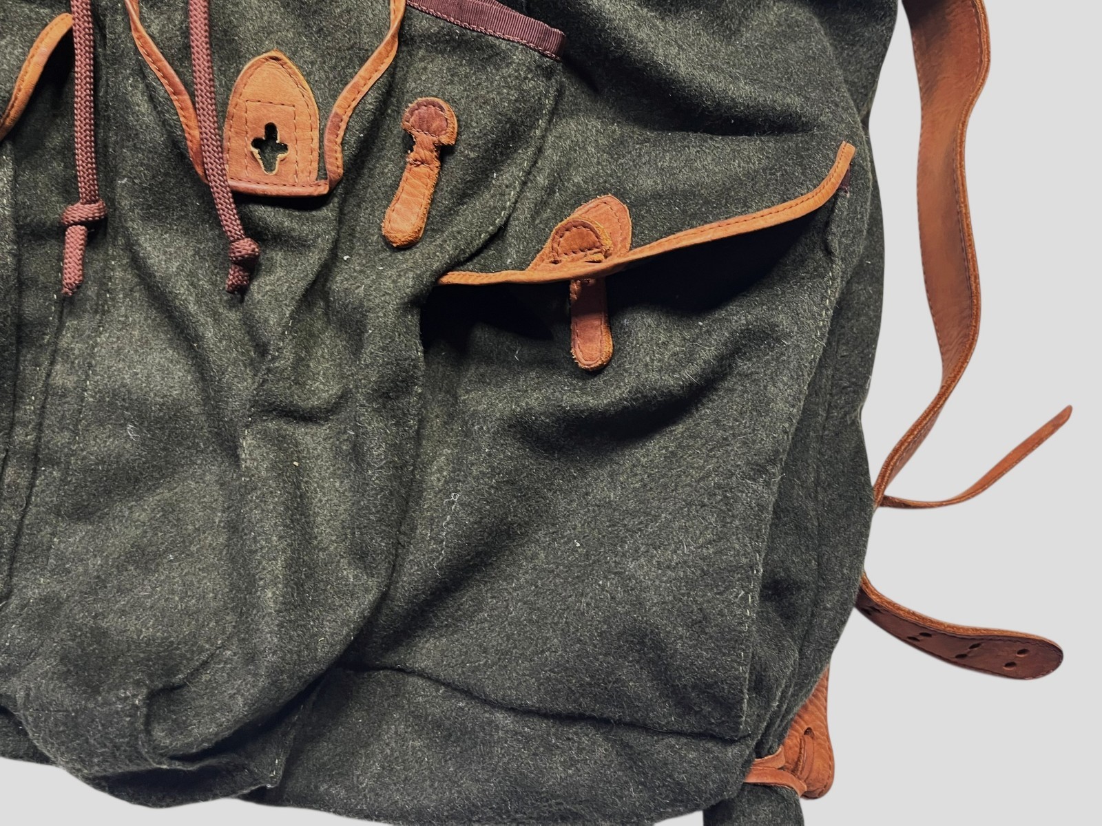 Vtg UNBRANDED Green/Brown BEAUTIFUL WOOL/LEATHER BACKPACK Travel Hike Gear Bag