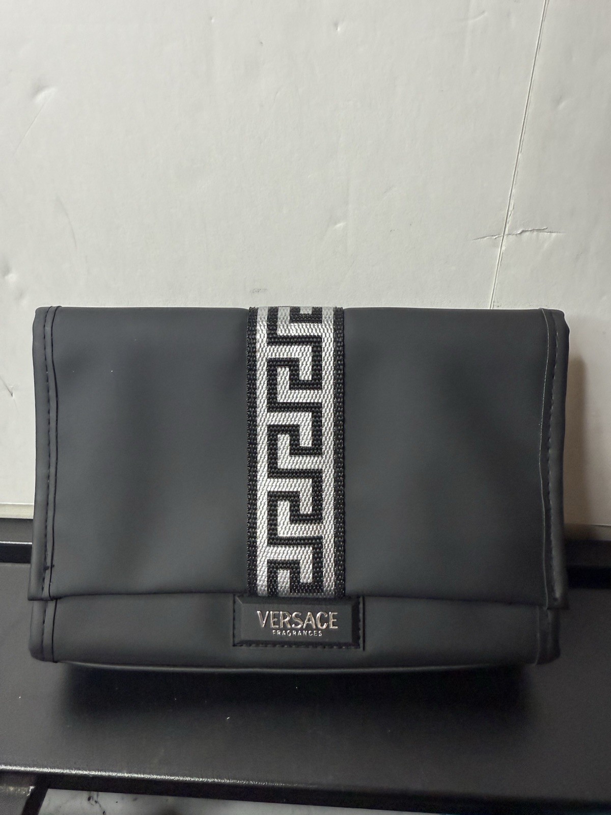 VERSACE FRAGRANCE BLACK INSTITUTIONAL CASE TRAVEL BAG MENS POUCH 8″ X 6″ X 2.5″