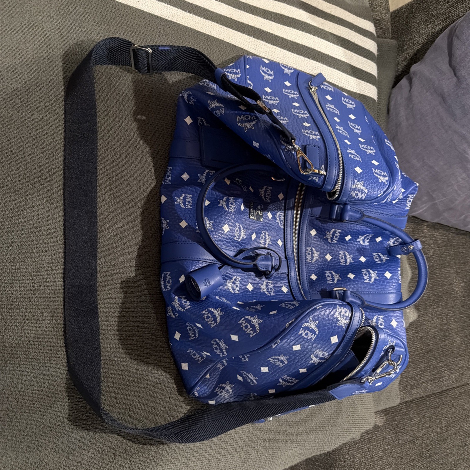 MCM Ottomar Weekender in Visetos 50cm/20″ Color: SURF THE WEB (COLBOLT BLUE)