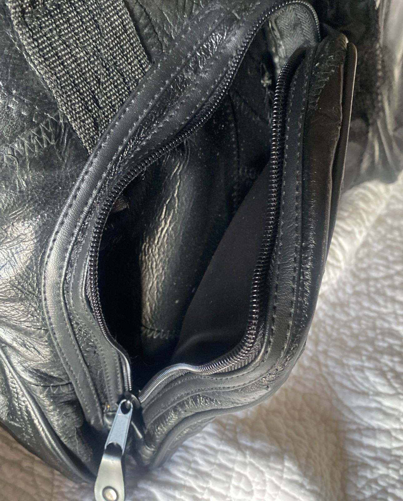 Genuine Leather 18x10x10” Travel bag fabric lined side handles & shoulder strap