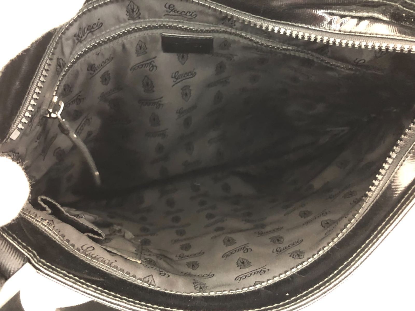 Gucci Crest Emblem Shoulder Messenger Bag Black Vintage Authentic 30×35.5x1cm