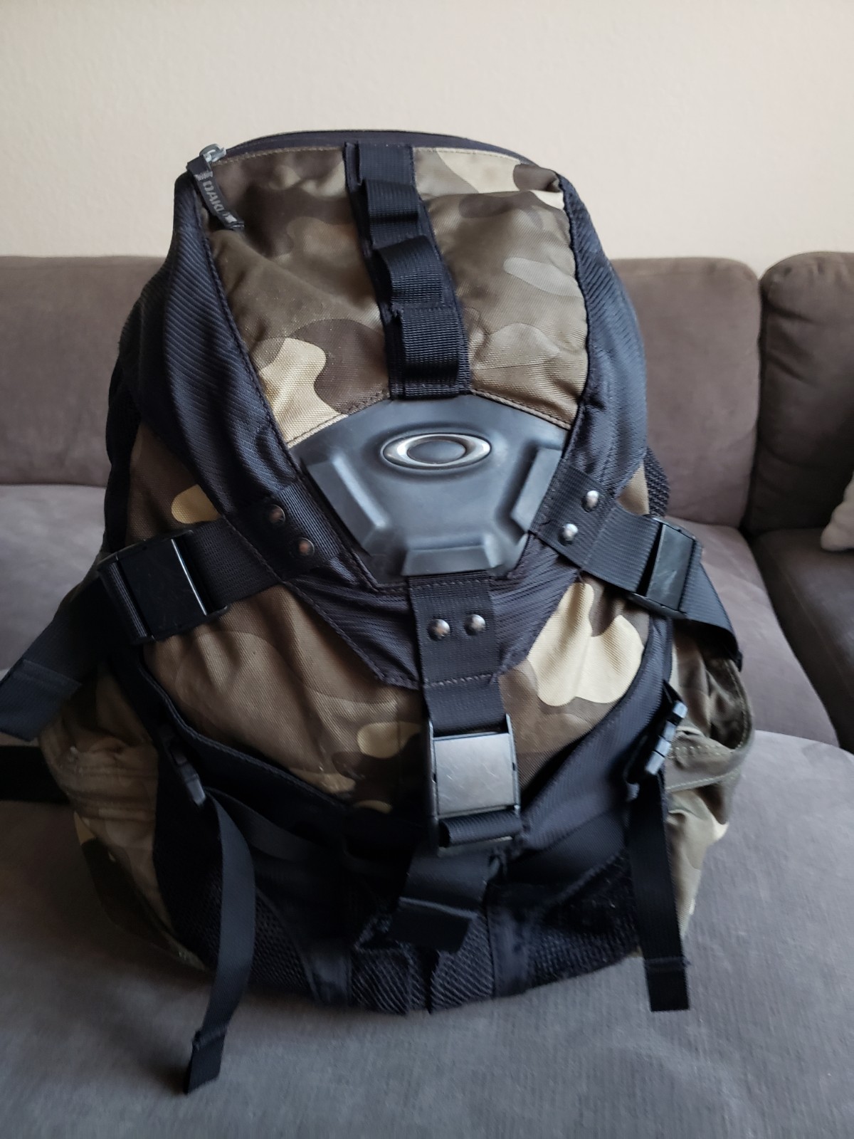 Oakley Icon 2.0 Tactical Backpack Camo/Black Padded Back – VERY CLEAN -Read Desc