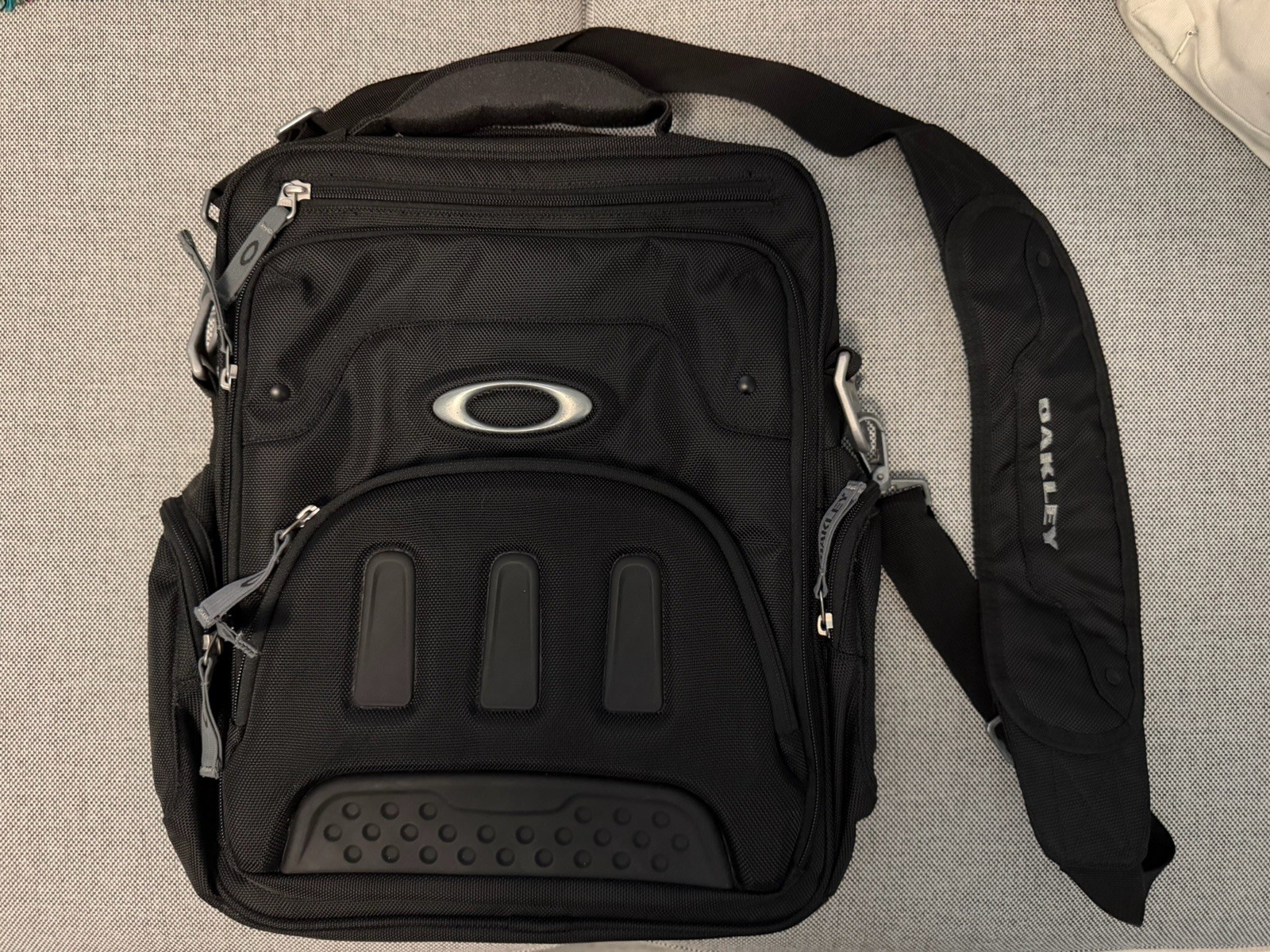 Vintage Oakley Vertical Messenger Laptop Bag Black Ballistic Nylon 92297-001 Y2K