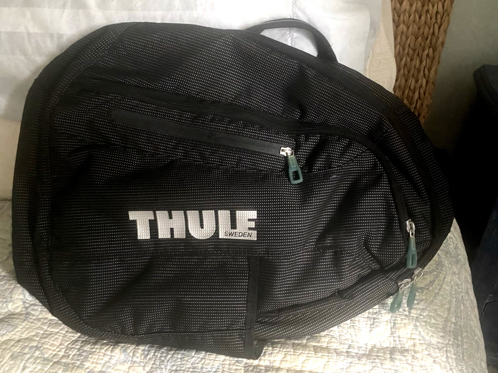 Thule Crossover Sling Bag – Excellent Pre-owned Condition!