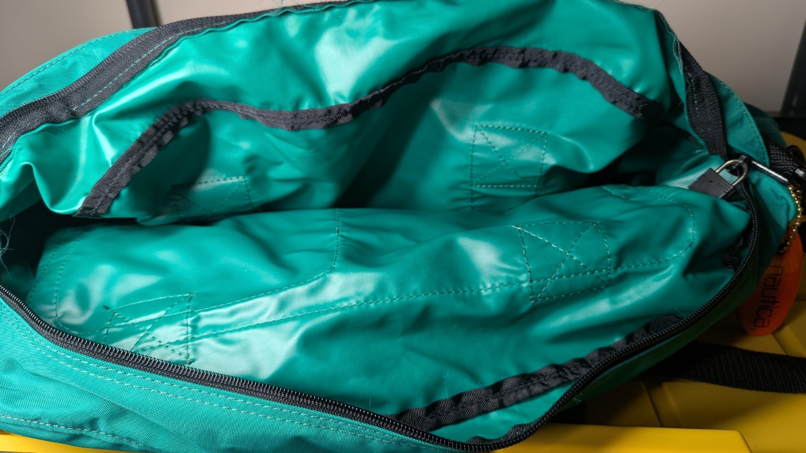 Team Nautica USA Vintage 90’s Duffle Bag Carryon Green 22″ Keychain Super Clean!