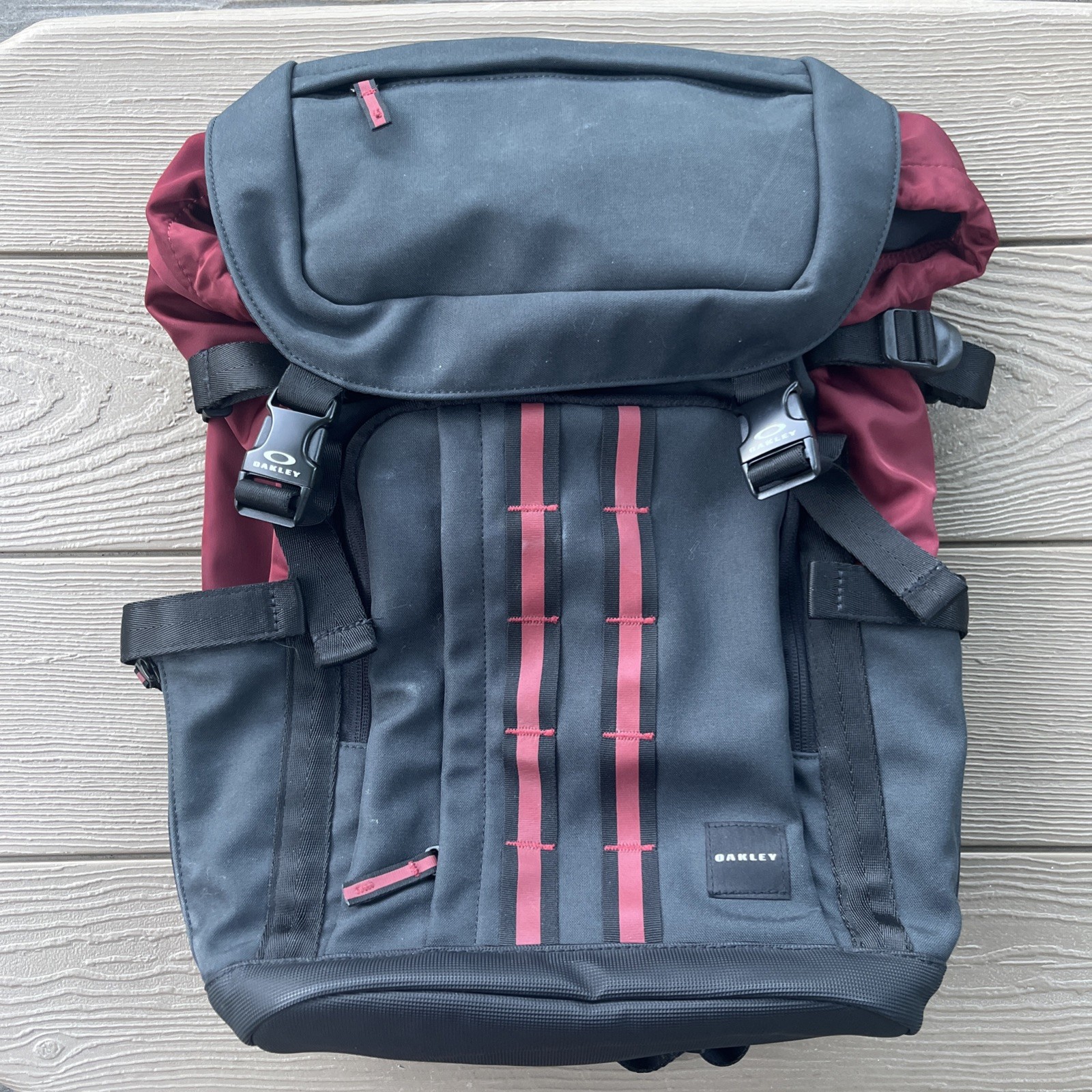 OAKLEY Utility Organizing Backpack Rucksack Large Black Maroon Bag