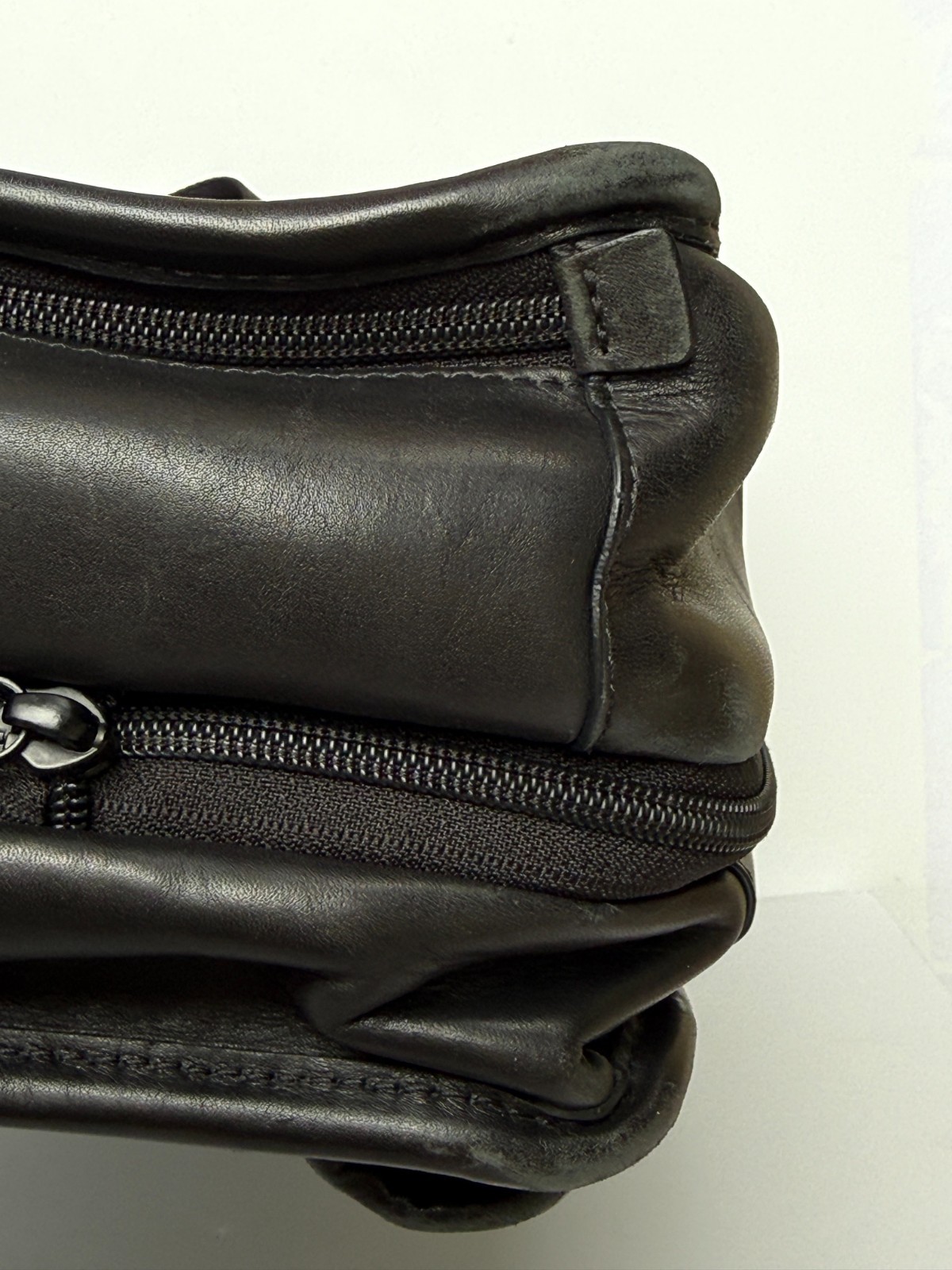 TUMI LEATHER LAPTOP BRIEFCASE – 96160DH – EXPANDABLE BLACK TRAVEL BAG w/DUST BAG
