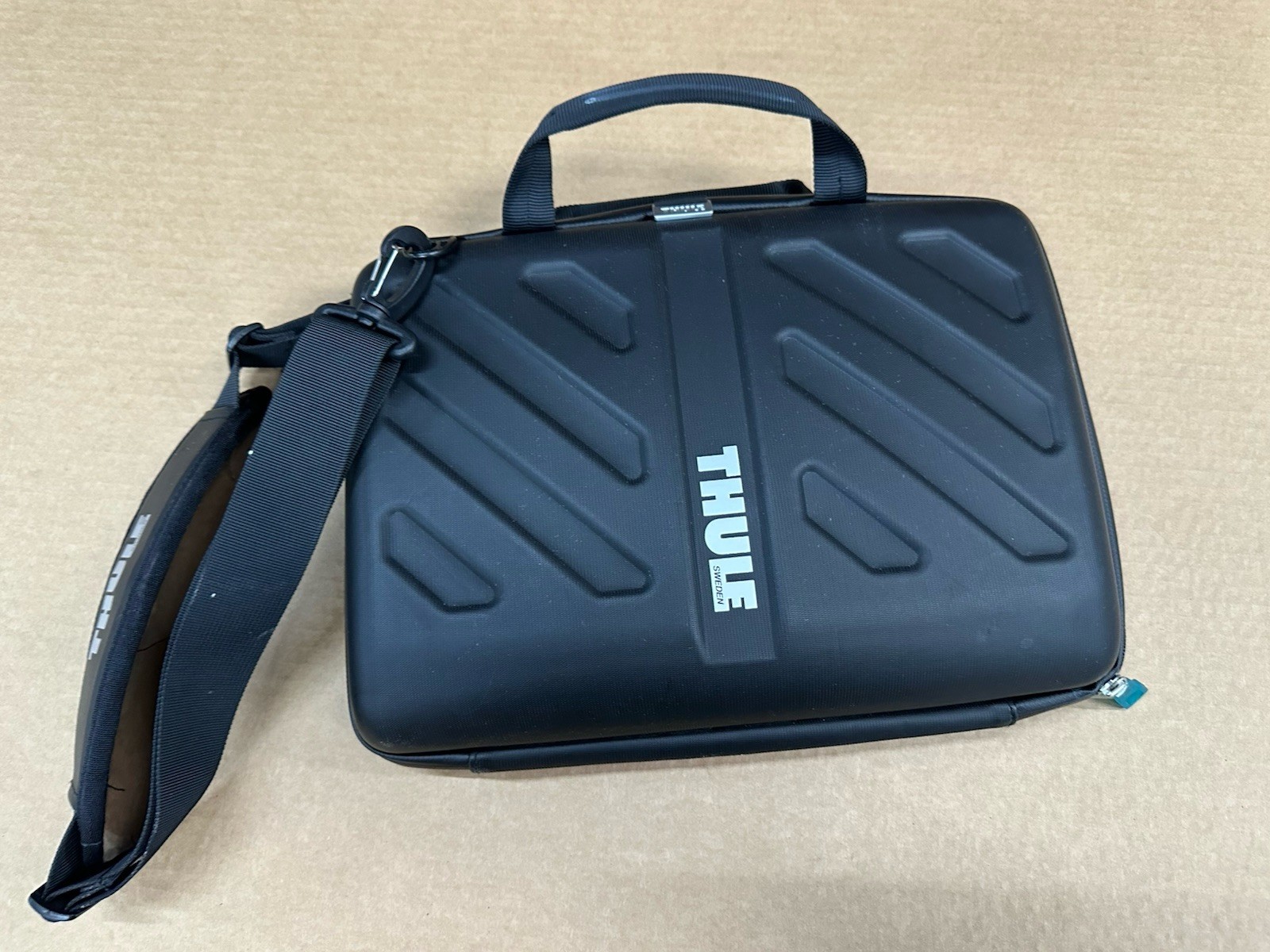 Thule Sweden Hard Shell Laptop Bag Crossbody Messenger Shoulder Bag Black !!