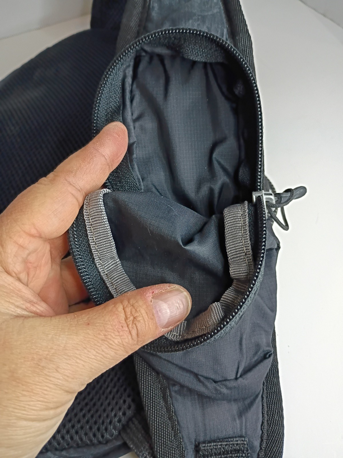 Eddie Bauer Ripstop 8L Black Shoulder Sling Air-Mesh Adjust. Crossbody Strap