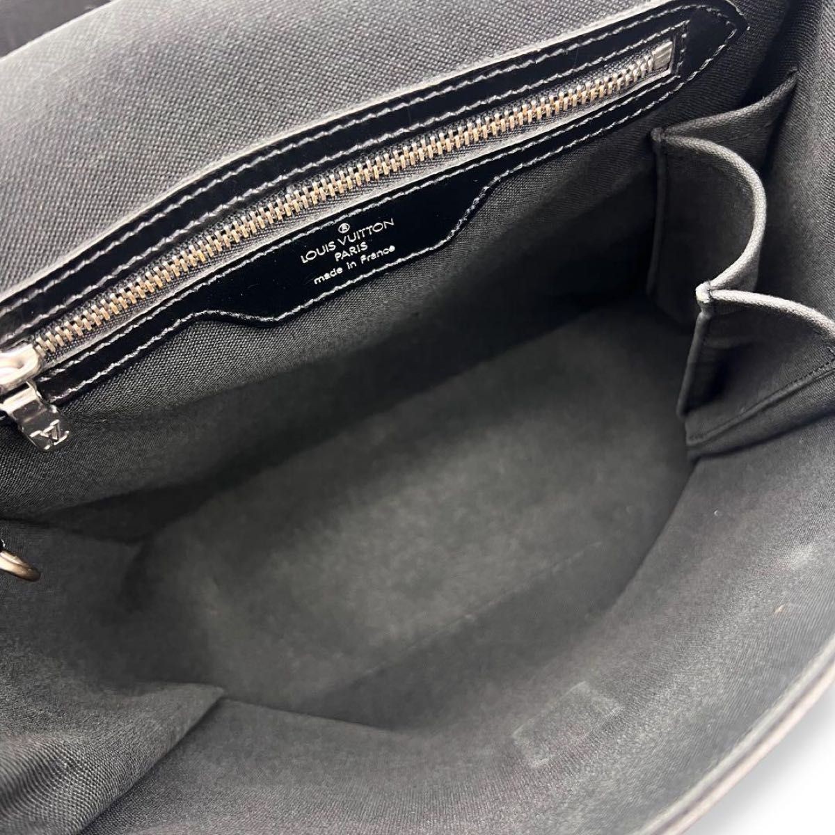 Gently Used Louis Vuitton Taiga Leather Shoulder Bag Handbag Black 26x21x10cm