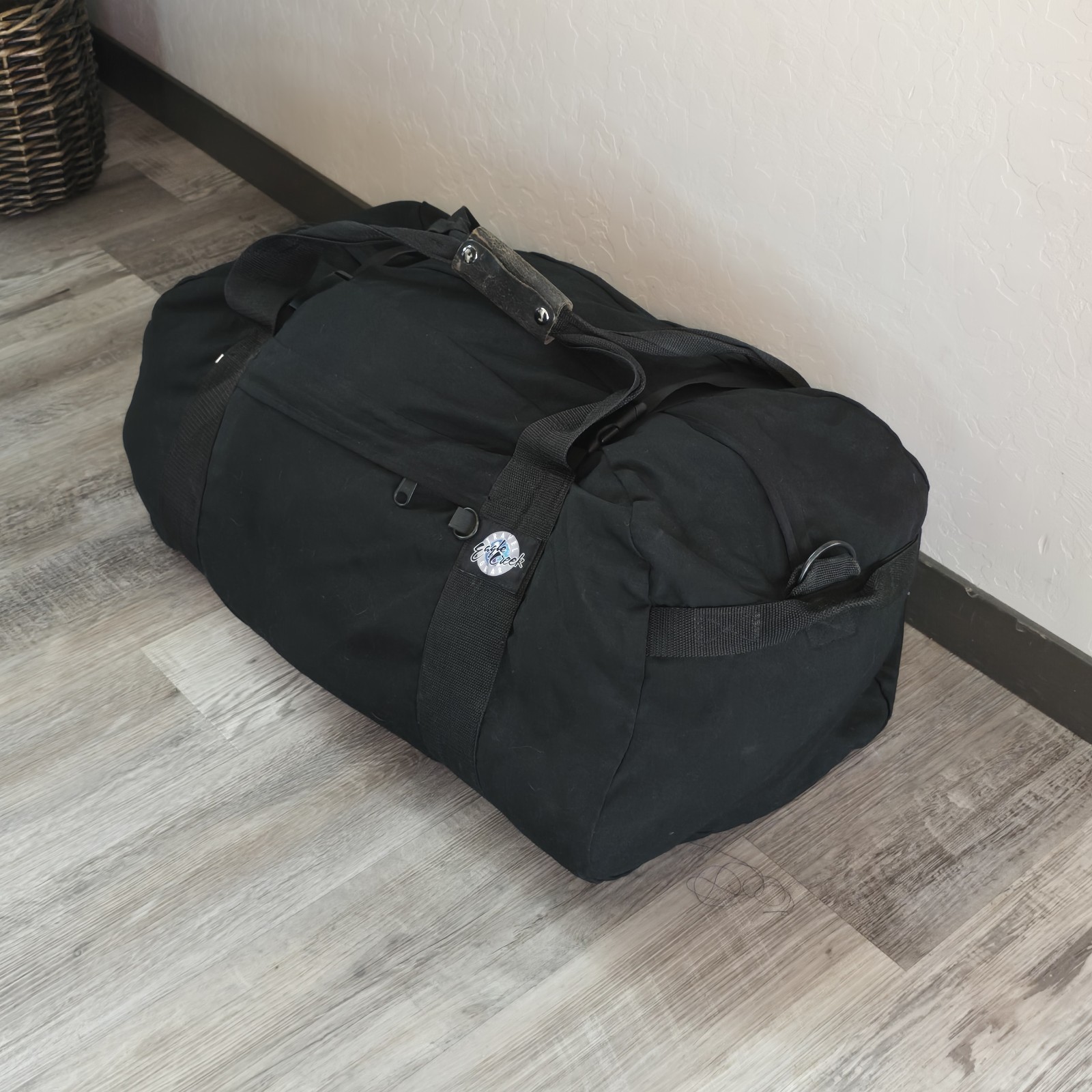 Vtg Eagle Creek Large Duffle Bag Bug Out Black Straps 30″ x 16″ x 16″ ****READ